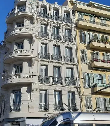 Lou Nidou, Centre
